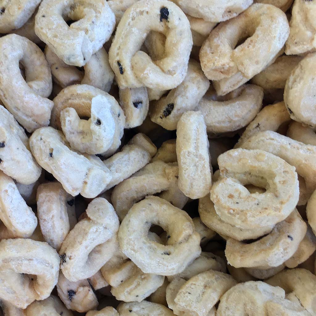 Taralli con olive nere e sesamo